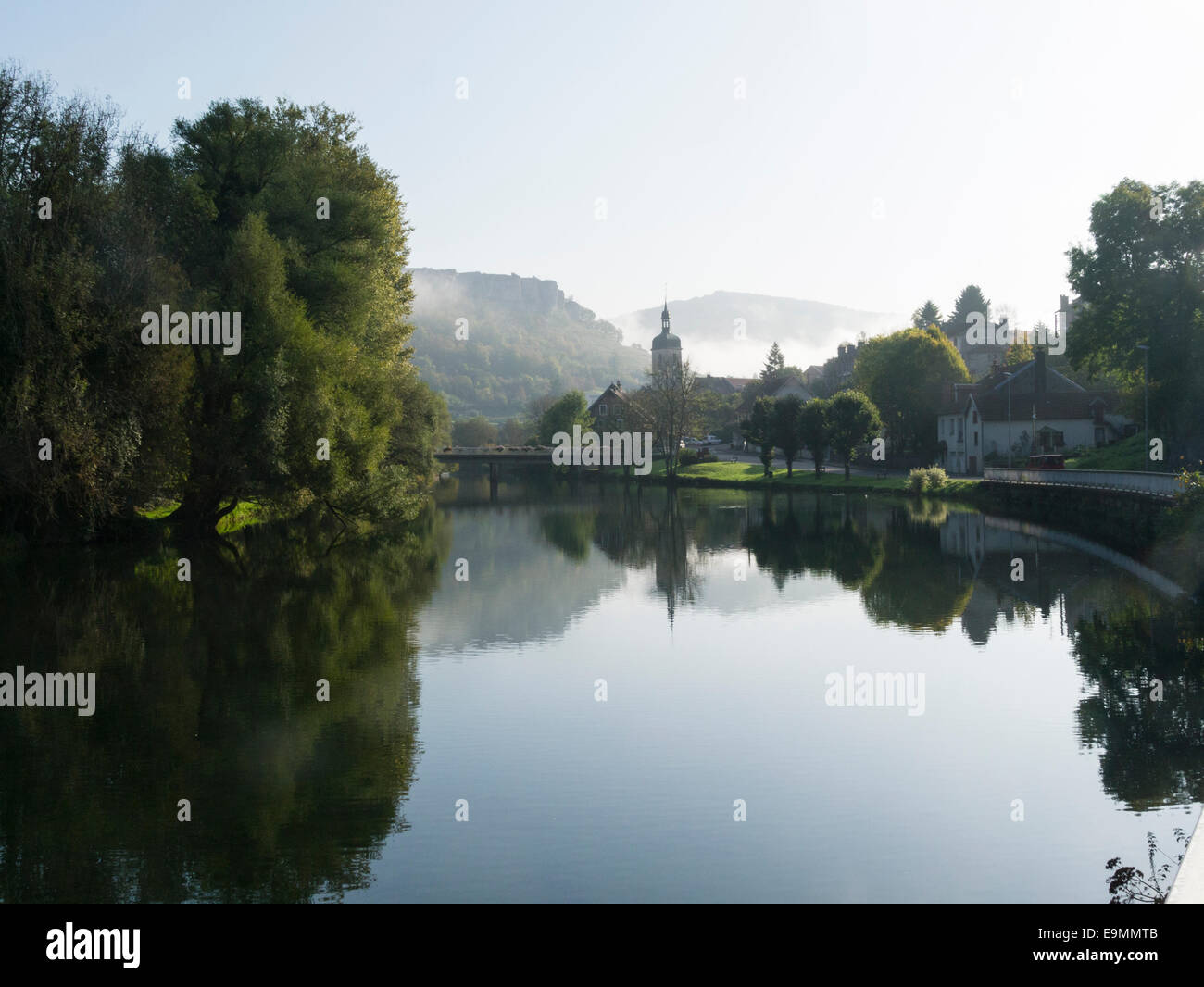 Blick entlang Fluss Loue, attraktive Dorf Ornans an einem nebligen Morgen Stockfoto