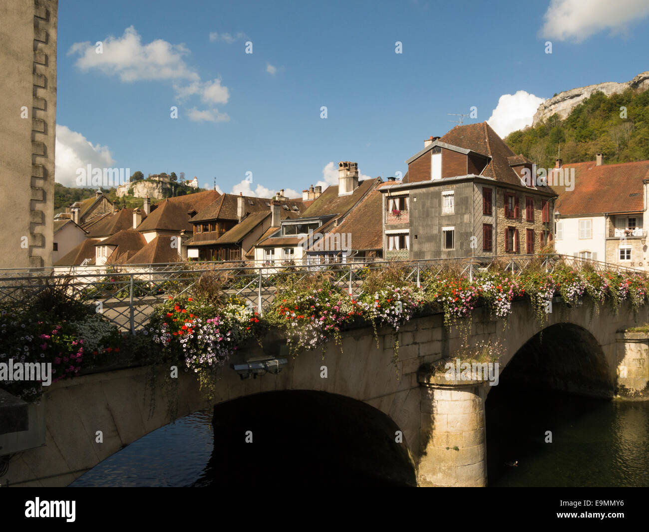 Stein gewölbt Straßenbrücke über den Fluss Loue in attraktiven historischen Dorf Ornans in Daubs Abteilung Frankreich EU Stockfoto