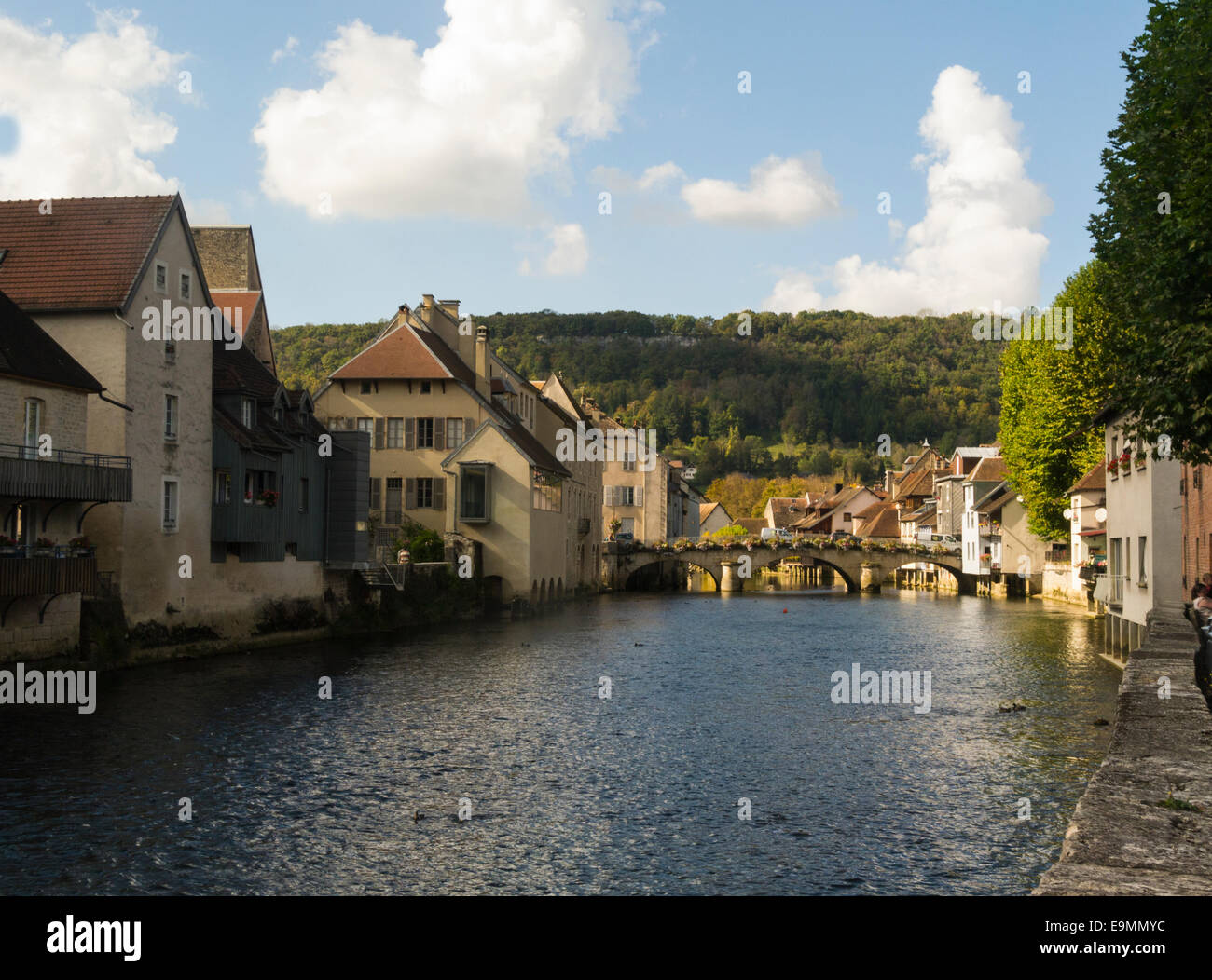 Aussicht auf Fluss Loue Stein gewölbt Straße Brücke attraktive Dorf von Ornans Doubs Abteilung Ost Frankreich EU Stockfoto