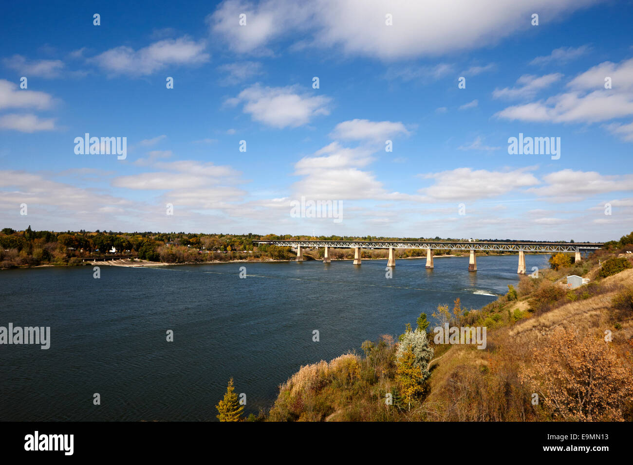 CPR trainieren Eisenbahnbrücke über den South Saskatchewan River Saskatoon, Kanada Stockfoto