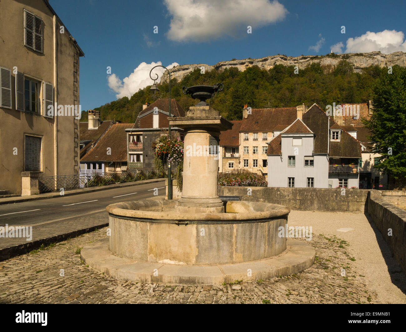 Wasser-Brunnen im Zentrum attraktiver und historischen Dorf Ornans Daub Department Franche-Compte Region Ost Frankreich EU Stockfoto