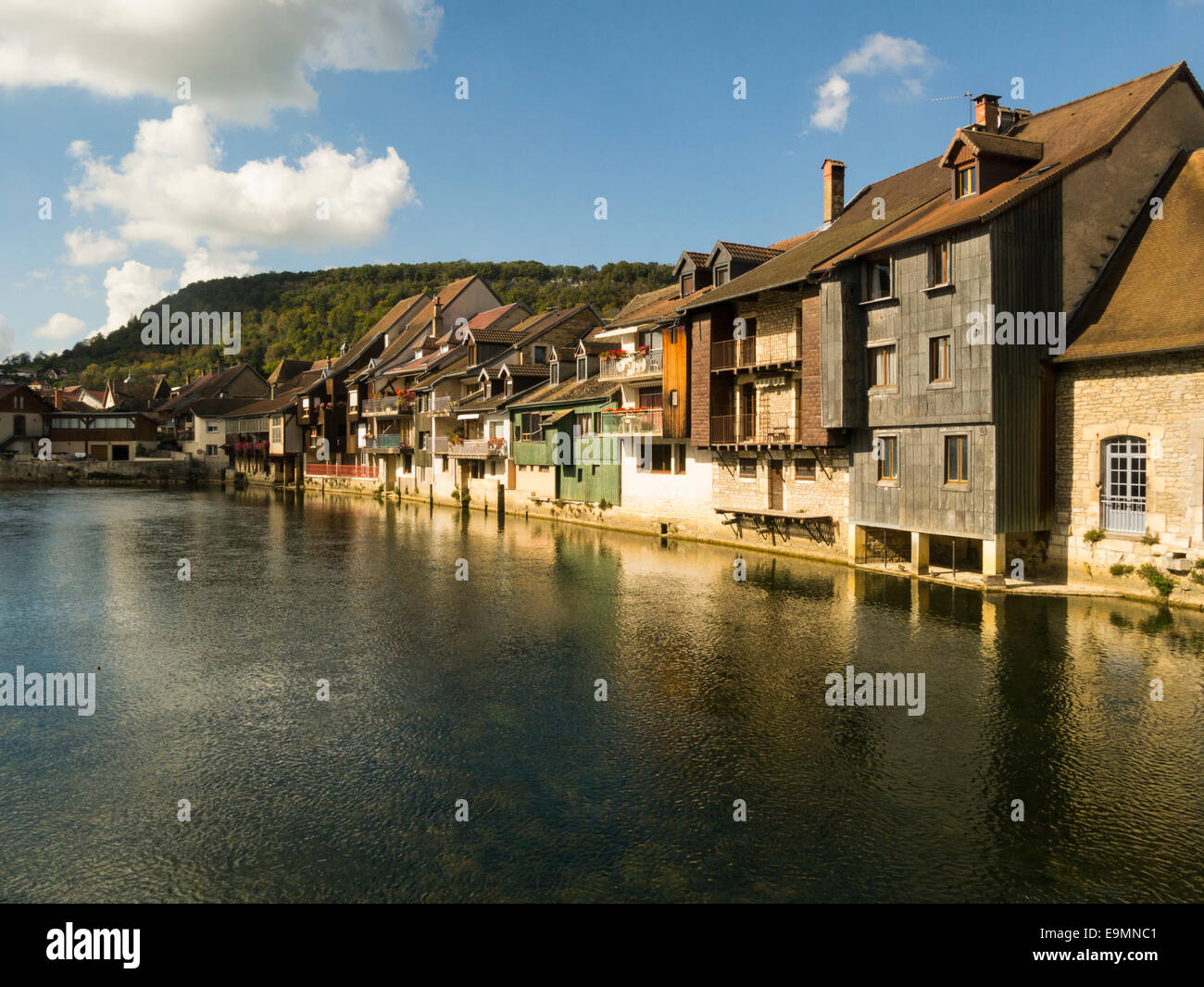 Historischen malerischen Ornans Dorf Doubs Abteilung in Franche-Comté Region im östlichen Frankreich Gebäude mit Blick auf Loue Riv Stockfoto