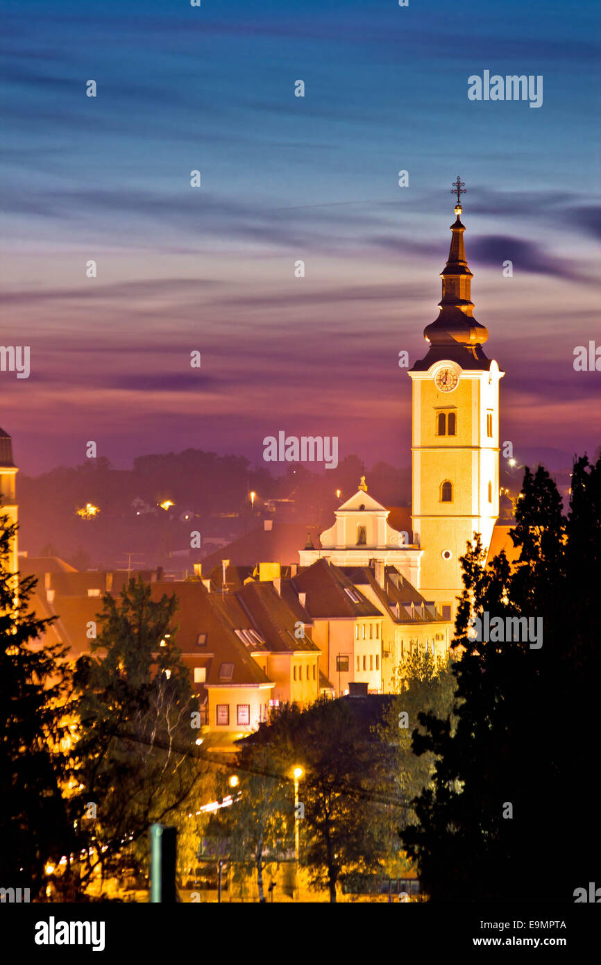 Kirchturm in bunte Dämmerung Stockfoto