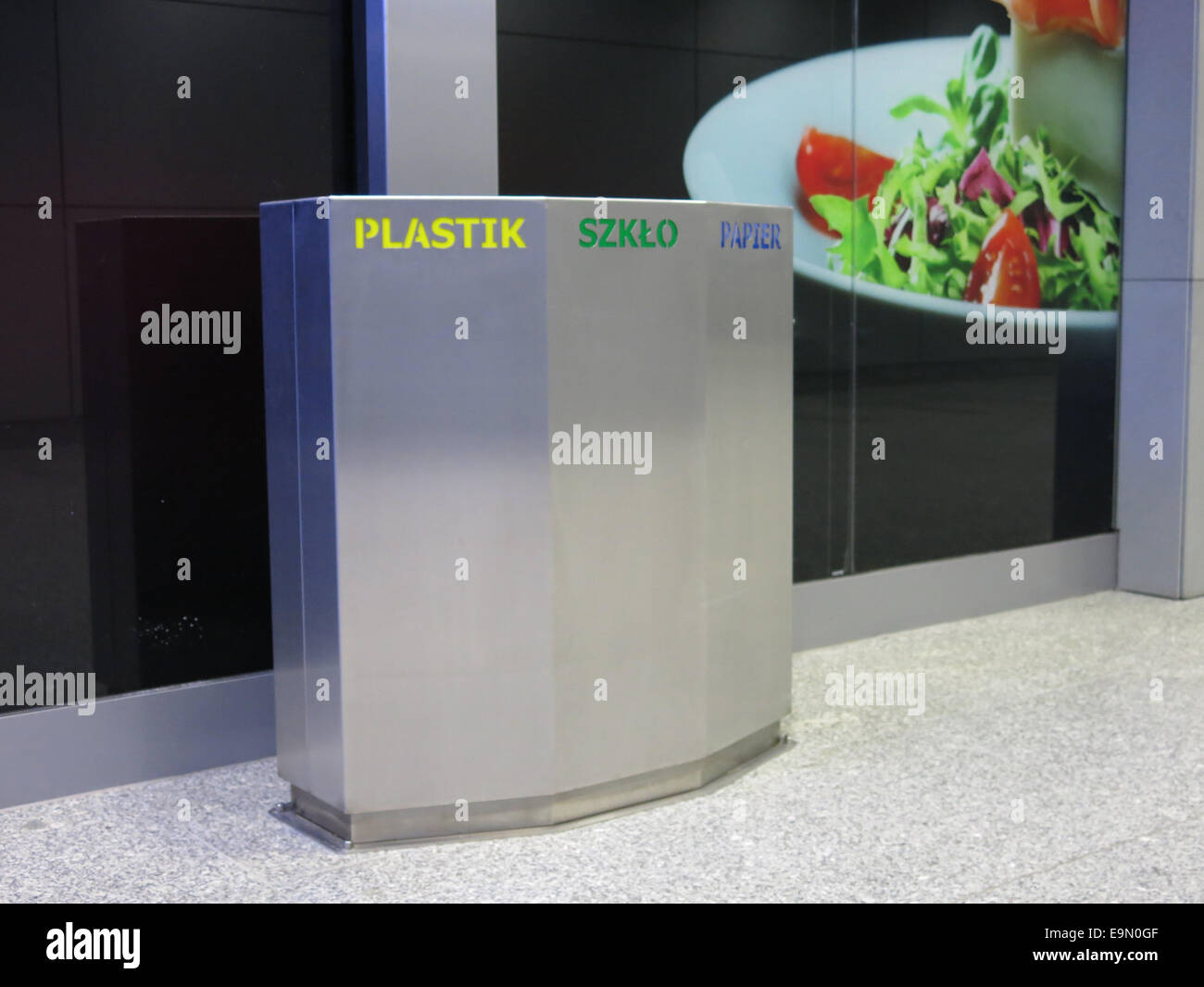 Recycling-Behälter in drei Kategorien eingeteilt, Krakau, Polen Stockfoto