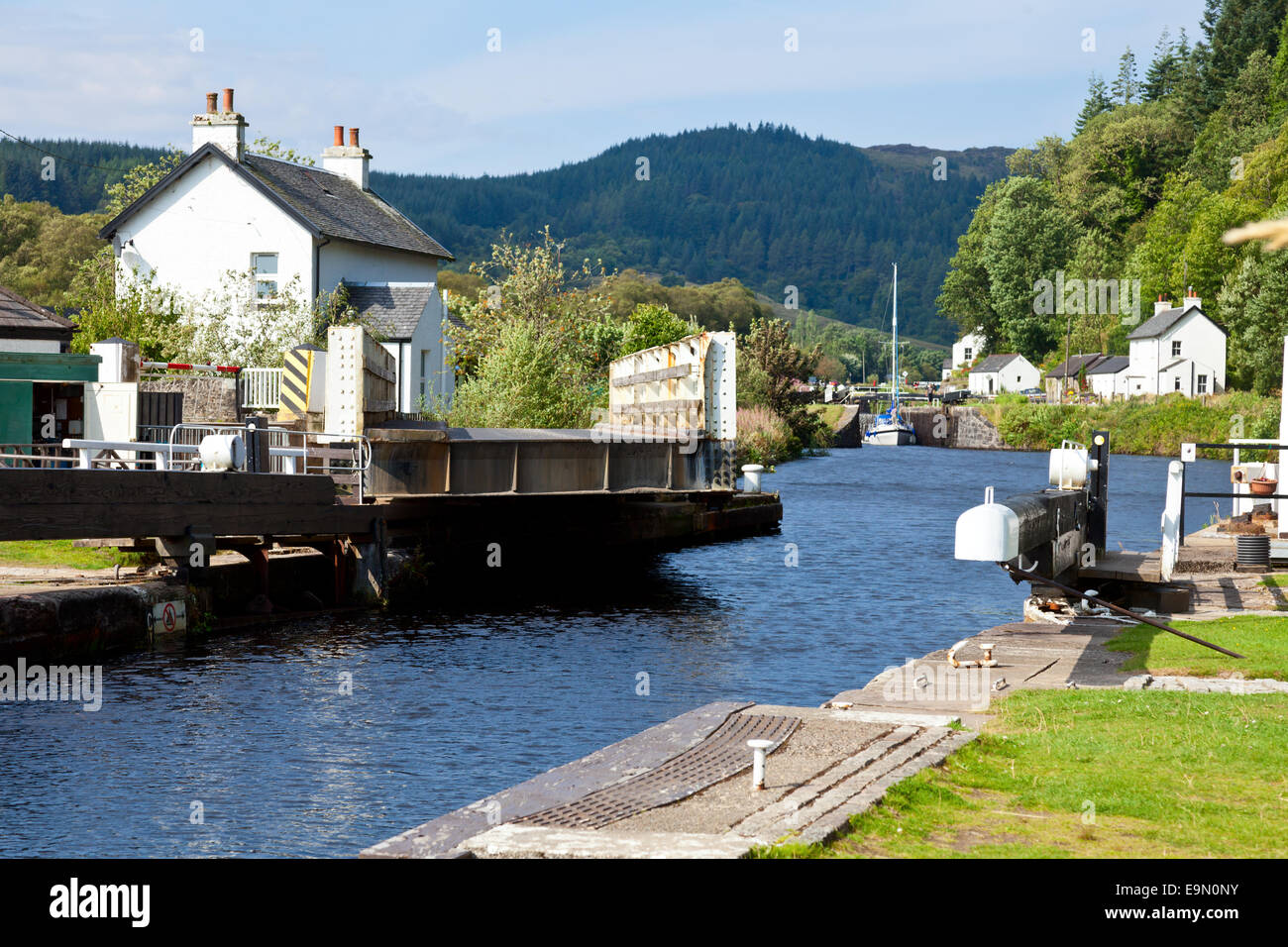 Schleuse an der Cairnbaan Bridge über den Crinan Kanal in Schottland Stockfoto