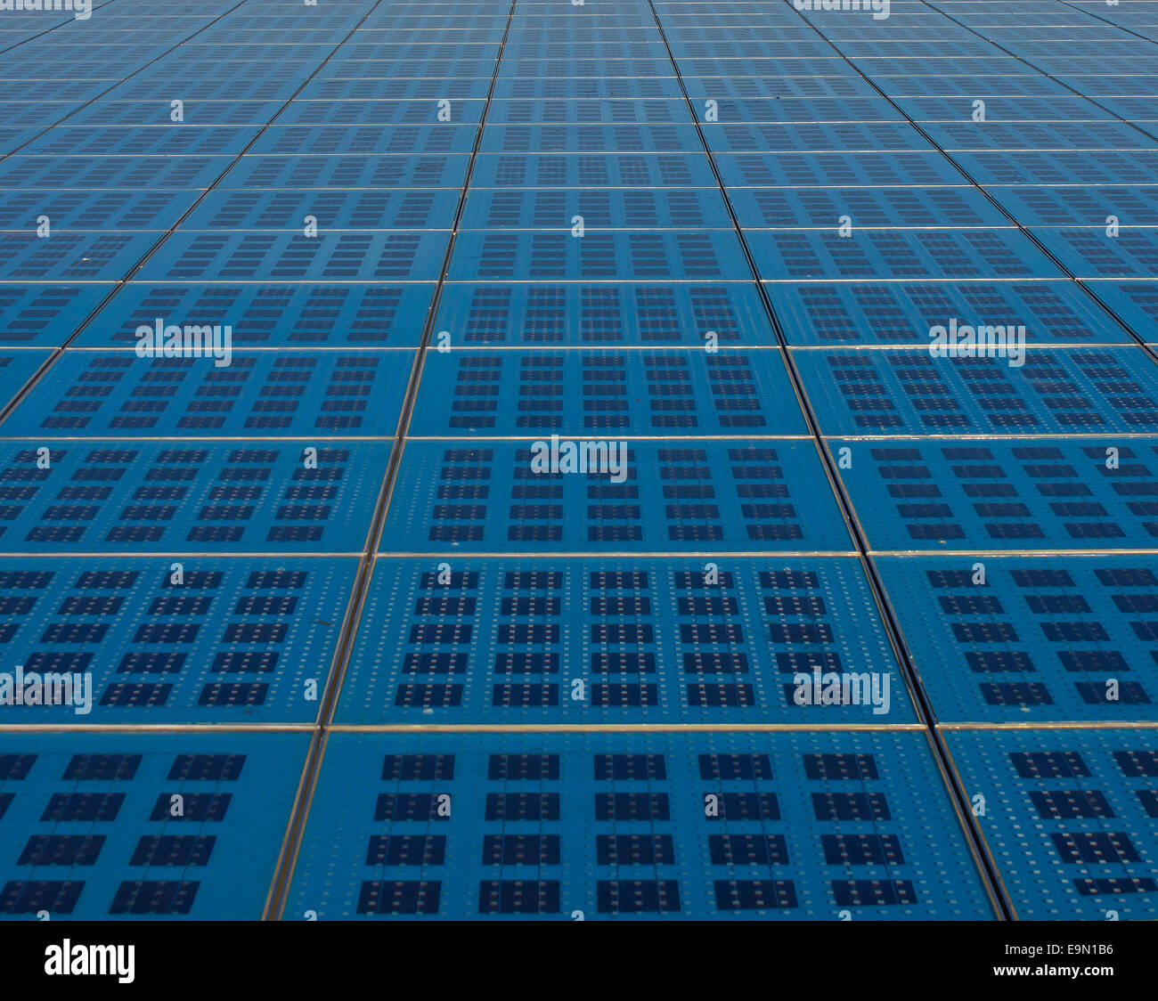 Blaue Solarpanel Sammler anzeigen Stockfoto
