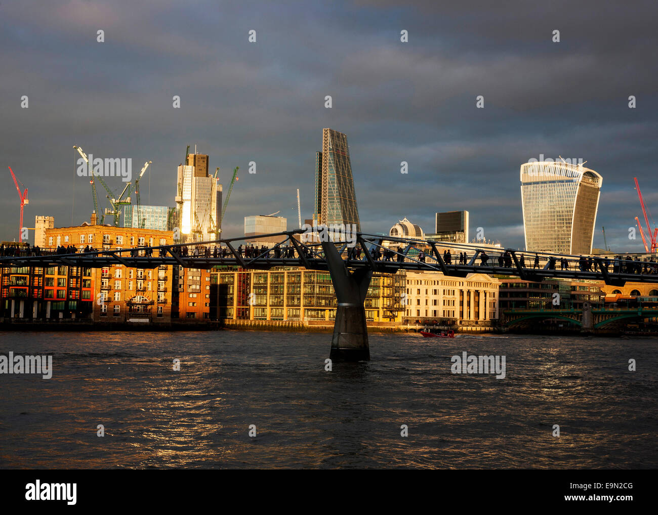 Dramatische Skyline der City of London, Themse Abend Oktober Stockfoto