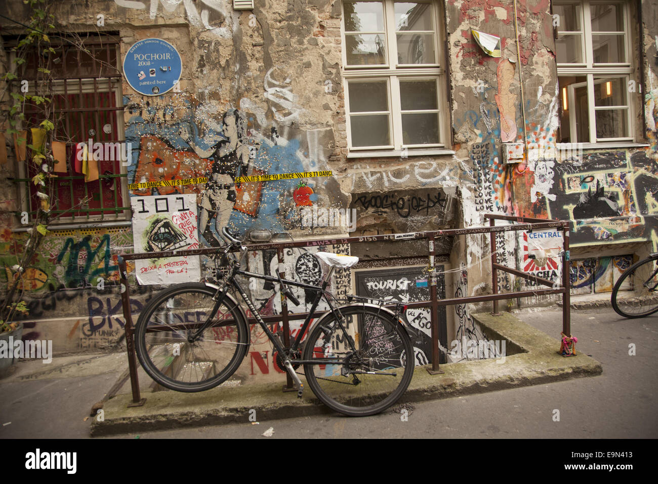 Kunst; Graffiti & Selbstdarstellung aller Art schmückt die Wände des Haus Schwarzenberg - Rosenthaler Straße 39 - Berlin-Mitte. Stockfoto