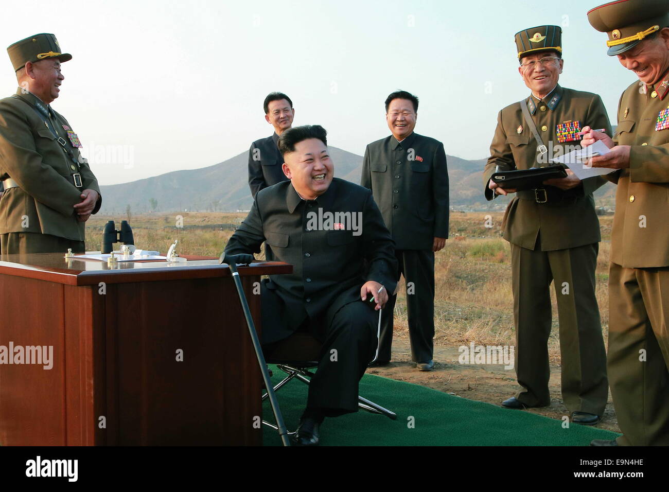 Pyongyang. 30. Oktober 2014. Die undatierte Foto zur Verfügung gestellt von Korean Central News Agency (KCNA) am 30. Oktober 2014 zeigt Top-Leader der Demokratischen Volksrepublik Korea (DVRK) Kim Jong Un (C) mit Offizieren diskutieren, wenn er einen Flug Bohrer durch das koreanische Volk Armee (KPA) überwacht. Top-Leader der Demokratischen Volksrepublik Korea (DVRK) Kim Jong Un hat einen Flug-Bohrer durch das koreanische Volk Armee (KPA), betreut die amtliche Nachrichtenagentur KCNA berichtete am Donnerstag. Bildnachweis: KCNA/Xinhua/Alamy Live-Nachrichten Stockfoto