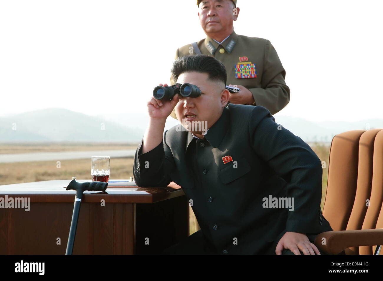 Pyongyang. 30. Oktober 2014. Die undatierte Foto zur Verfügung gestellt von Korean Central News Agency (KCNA) am 30. Oktober 2014 zeigt Top-Leader der Demokratischen Volksrepublik Korea (DVRK) Kim Jong Un (vorne) Aufsicht über einen Flug Bohrer durch das koreanische Volk Armee (KPA). Top-Leader der Demokratischen Volksrepublik Korea (DVRK) Kim Jong Un hat einen Flug-Bohrer durch das koreanische Volk Armee (KPA), betreut die amtliche Nachrichtenagentur KCNA berichtete am Donnerstag. Bildnachweis: KCNA/Xinhua/Alamy Live-Nachrichten Stockfoto