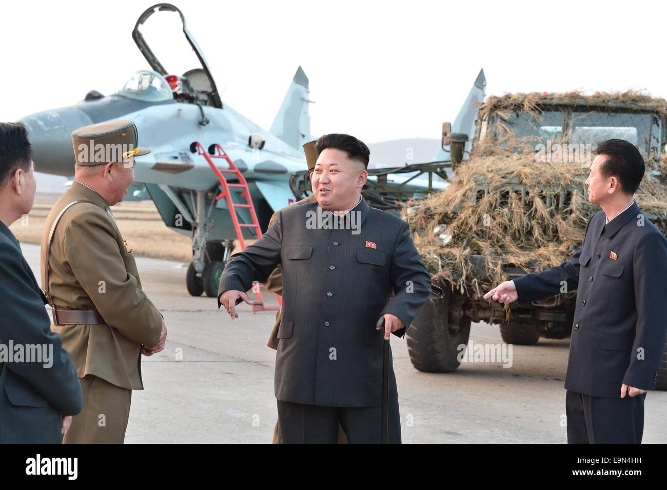 Pyongyang. 30. Oktober 2014. Die undatierte Foto zur Verfügung gestellt von Korean Central News Agency (KCNA) am 30. Oktober 2014 zeigt Top-Leader der Demokratischen Volksrepublik Korea (DVRK) Kim Jong Un (2. R) mit Offizieren zu diskutieren, wenn er einen Flug Bohrer durch das koreanische Volk Armee (KPA) überwacht. Top-Leader der Demokratischen Volksrepublik Korea (DVRK) Kim Jong Un hat einen Flug-Bohrer durch das koreanische Volk Armee (KPA), betreut die amtliche Nachrichtenagentur KCNA berichtete am Donnerstag. Bildnachweis: KCNA/Xinhua/Alamy Live-Nachrichten Stockfoto