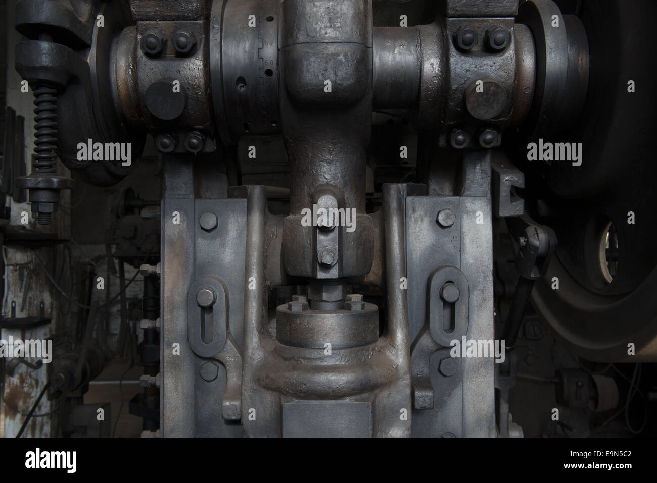 Detail einer Maschine in einer Schmiede Stockfoto