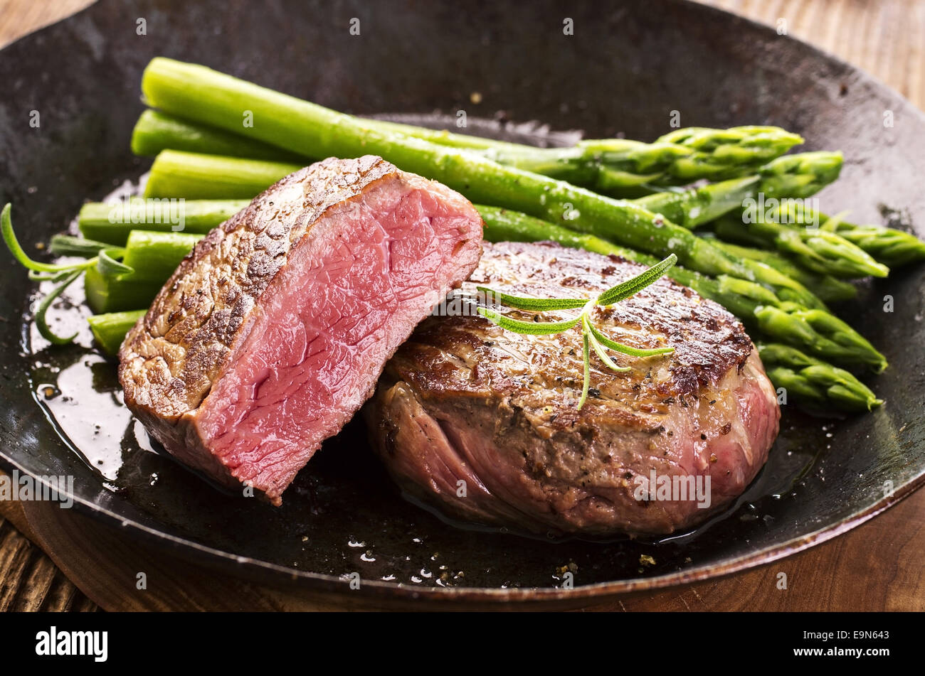 Steak mit Spargel Stockfoto