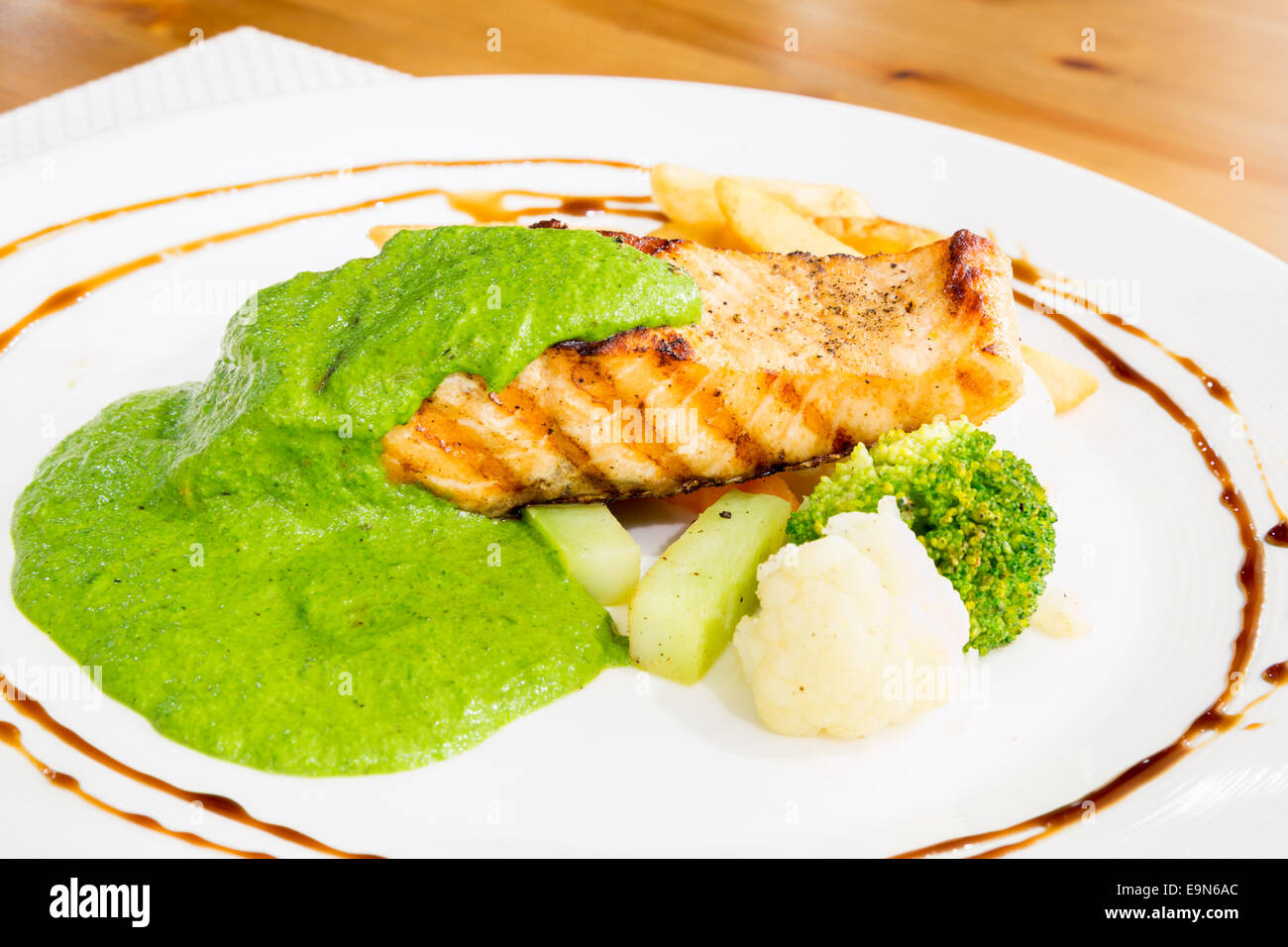 Gegrillter Lachs pesto Stockfoto