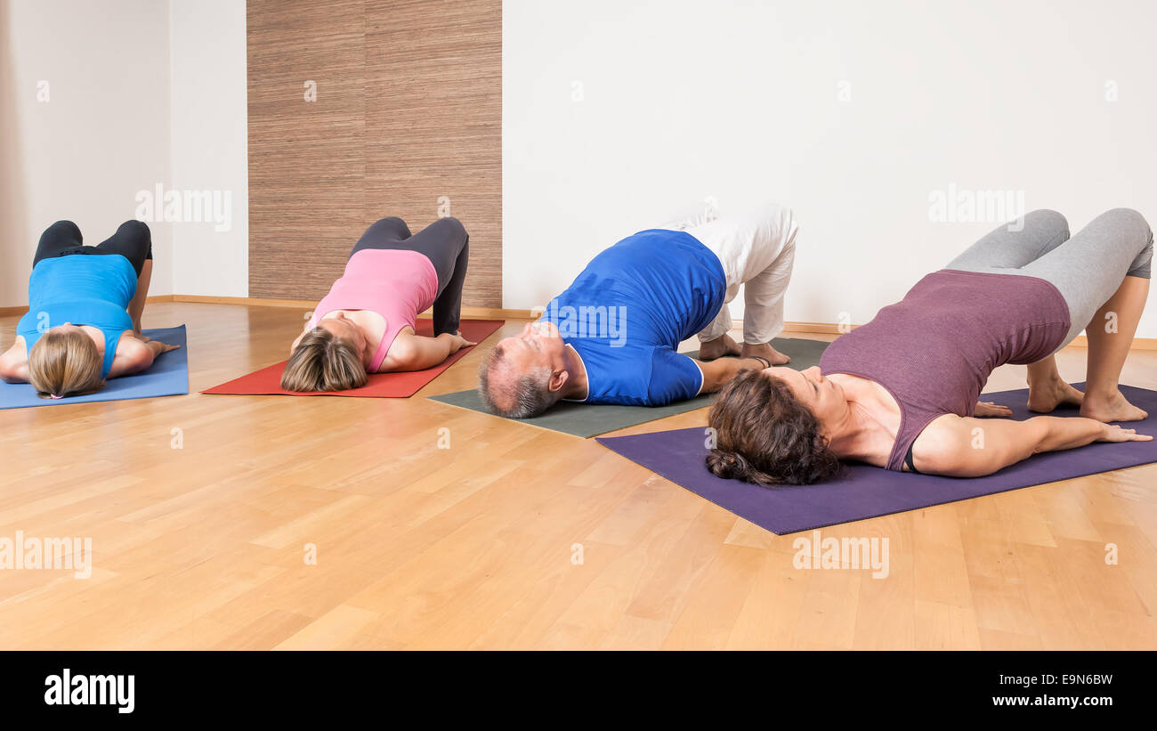 Yoga-Übung - Setu Bandha Sarvangasana Stockfoto
