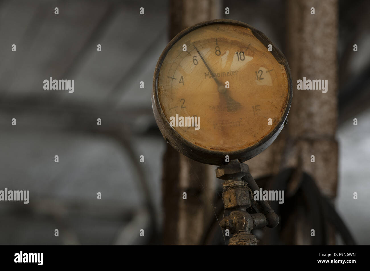 Manometer einer Maschine in einer Schlosserei Stockfoto