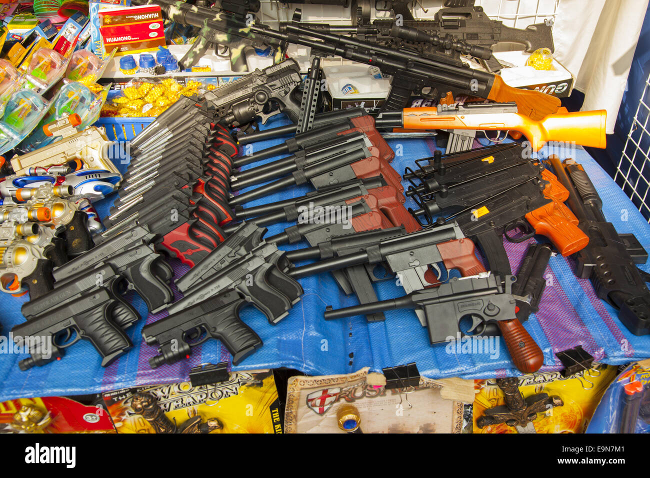 Automatische Spielzeugwaffen zu verkaufen für Kinder bei einem Straßenfest  in Zielona Gora, Polen Stockfotografie - Alamy