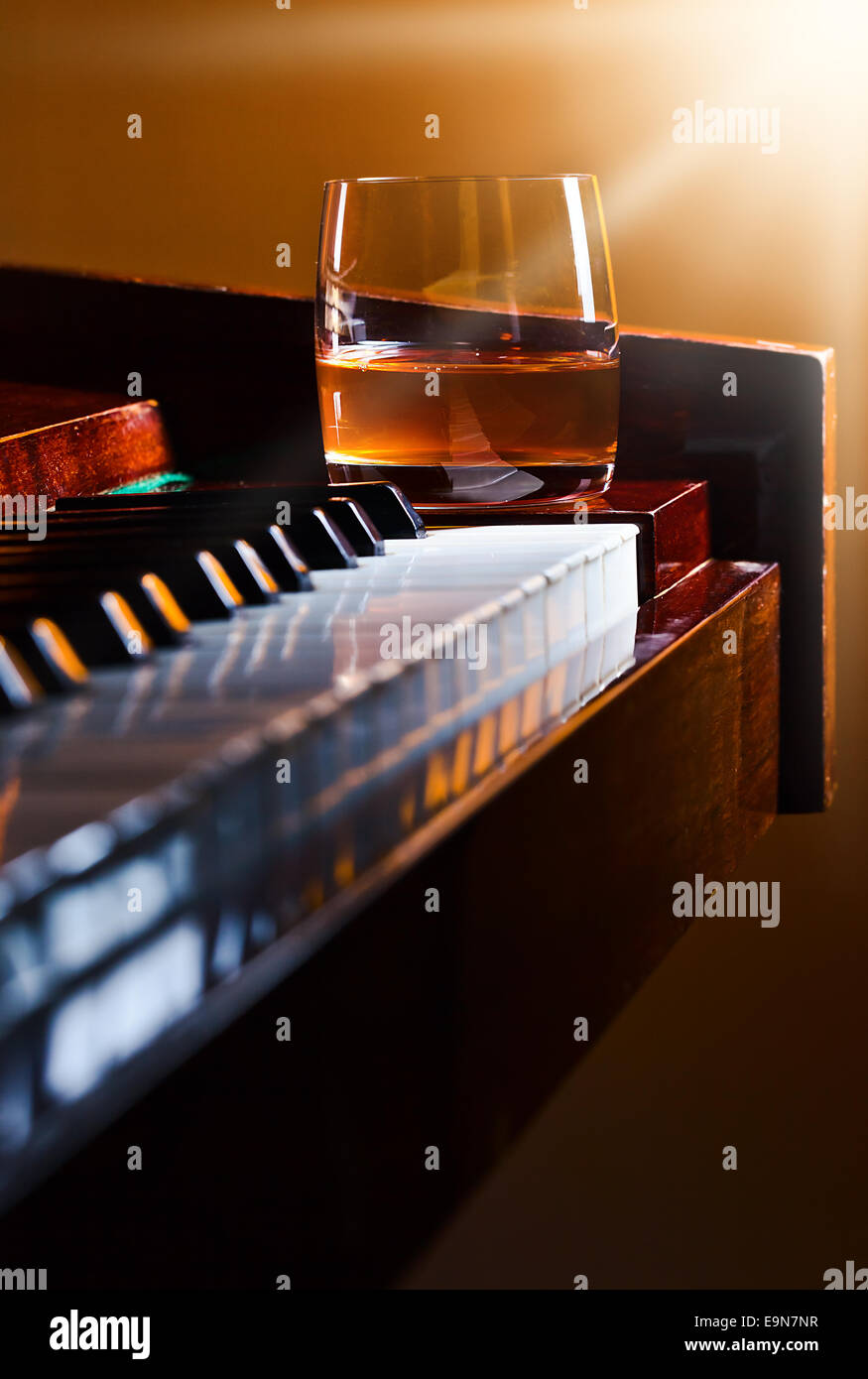 Glas mit Whiskey auf ein altes Klavier Stockfotografie Alamy