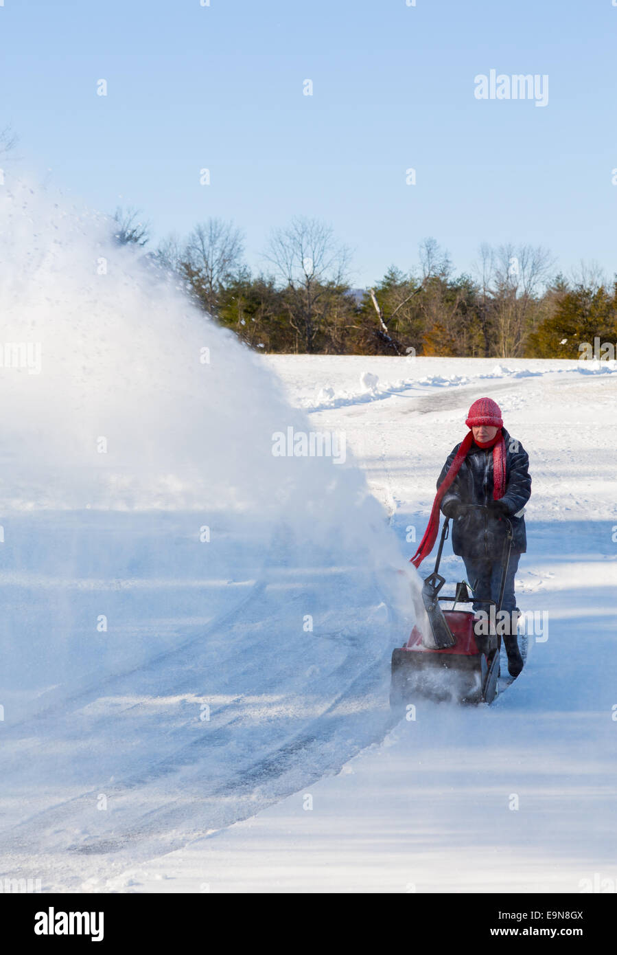 Ältere Frau clearing-Antrieb mit Schneefräse Stockfoto