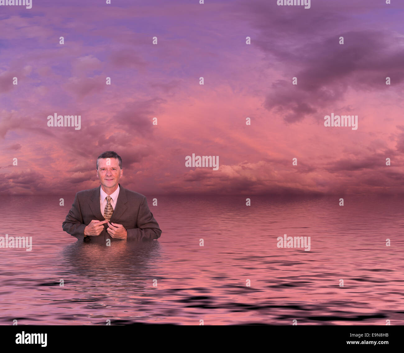 Senior Mann im Anzug in tiefem Wasser Stockfoto