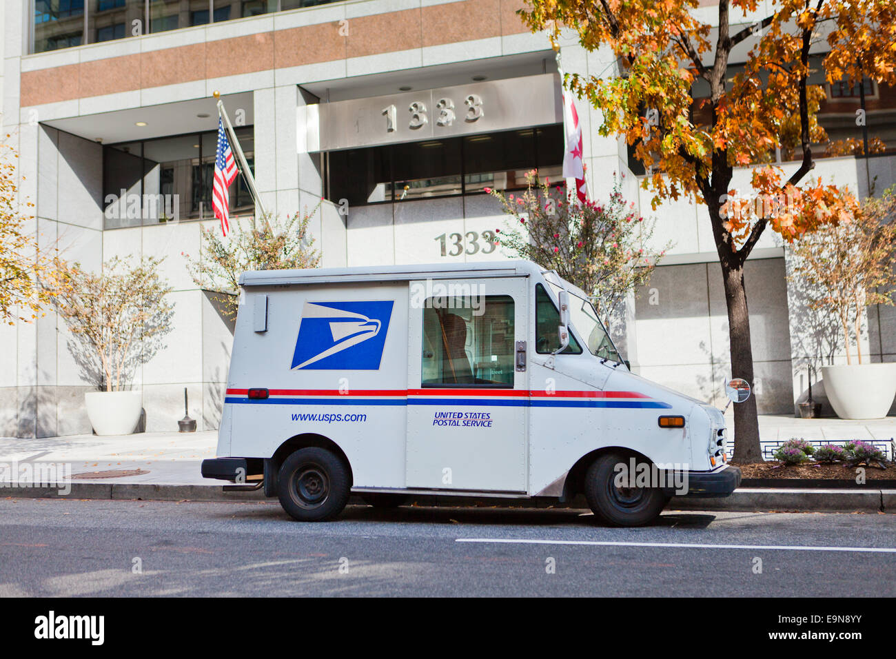 US-Mail Lieferwagen vor Bürogebäude - Washington, DC USA Stockfoto