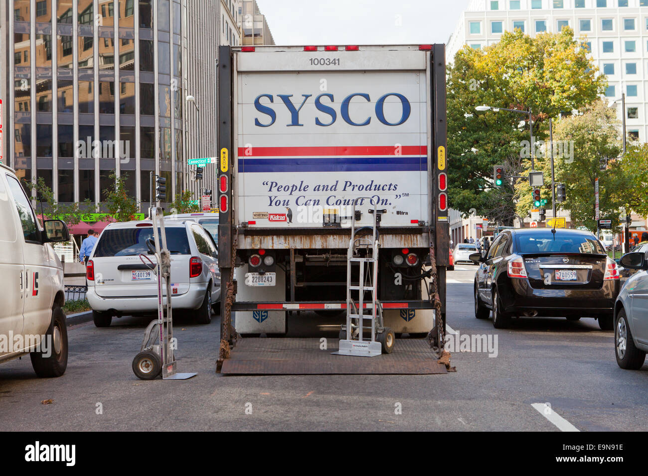 Doppelte geparkten Lieferwagen - Washington, DC USA Stockfoto