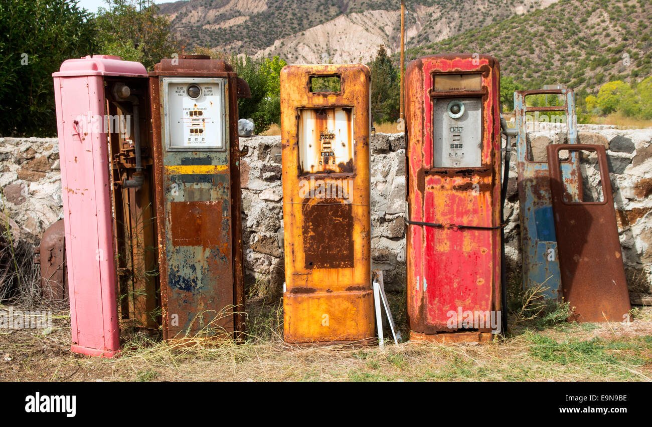 Sammlung von alten rosten Zapfsäulen in einem Antiquitätengeschäft in New Mexico gefunden Stockfoto
