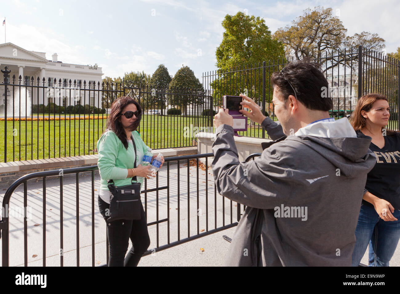 Besucher, die die Bilder vor dem weißen Haus - Washington, DC USA Stockfoto