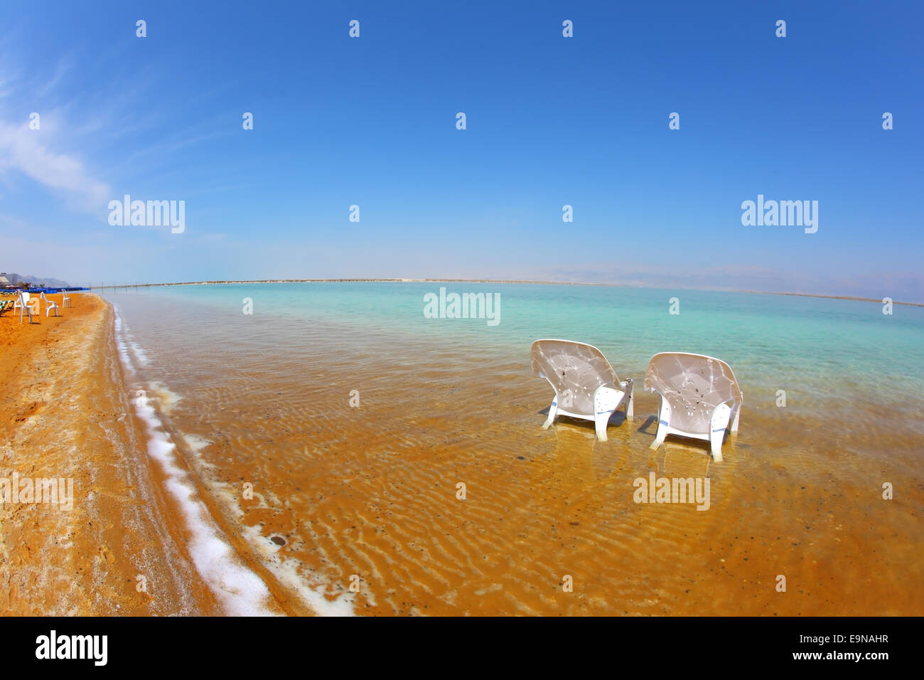 Zwei weiße Strand Sessel Stockfoto