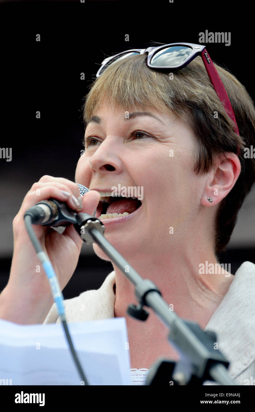 Caroline Lucas MP (grüne Partei, Brighton Pavilion) sprechen in Parliament Square bei die Peoples Assembly Demonstration gegen Stockfoto