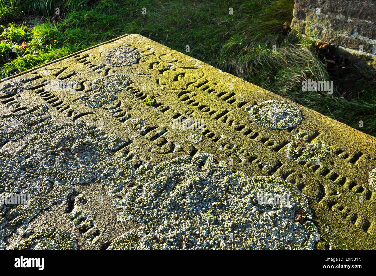 Jenkin Kapelle in Saltersford in der Nähe von Macclesfield, Cheshire. Wintersonne auf einen alten Grabstein. Mit Flechten überzogen. Stockfoto