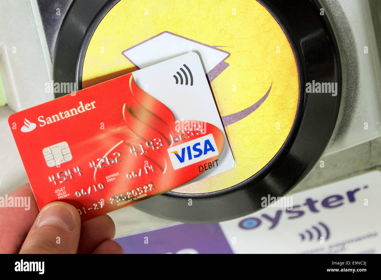 Kontaktlose Santander Visa-Karte für Reisen Zahlung an u-Bahnstation verwendet wird. Stockfoto