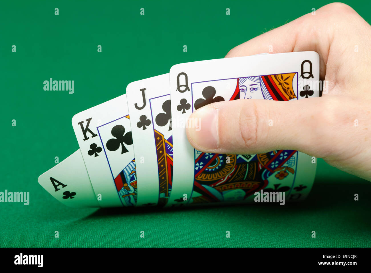 Karten in der Hand des Spielers Stockfoto