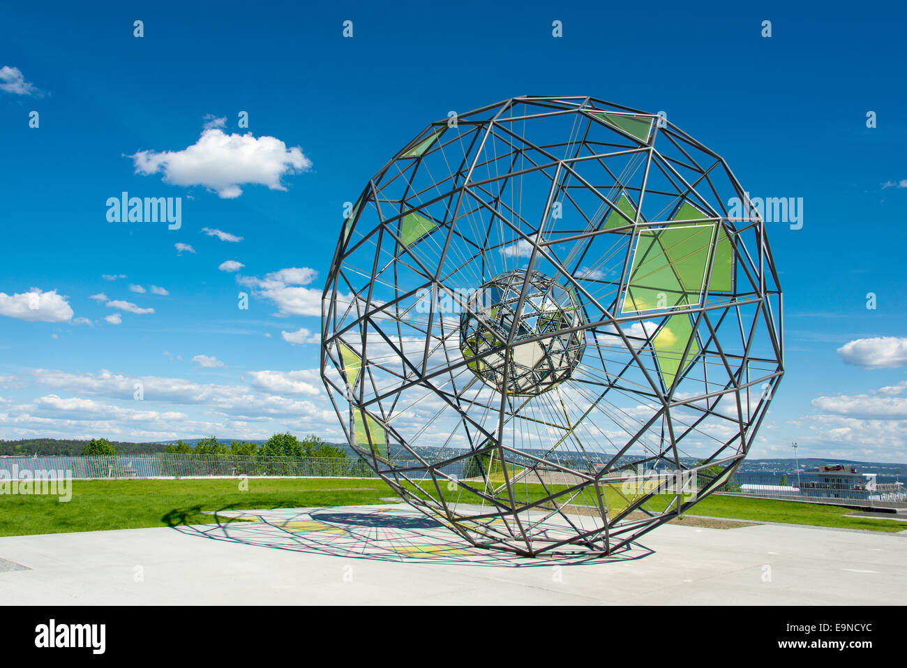 Globus geformte metallische Skulptur Stockfoto