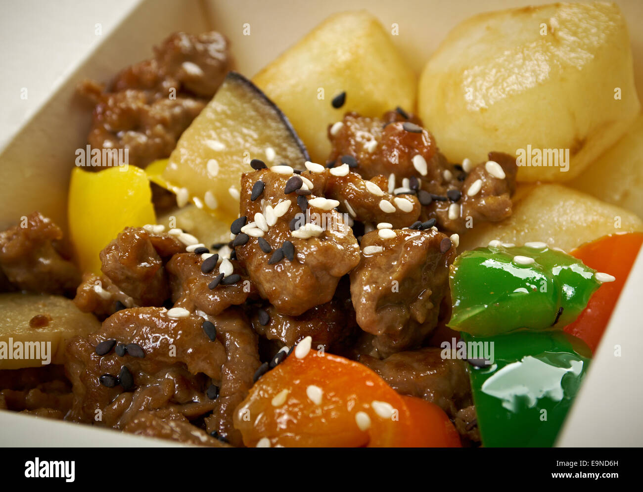 Essen zum Mitnehmen - Scheibe Rindfleisch und Kartoffeln. Stockfoto