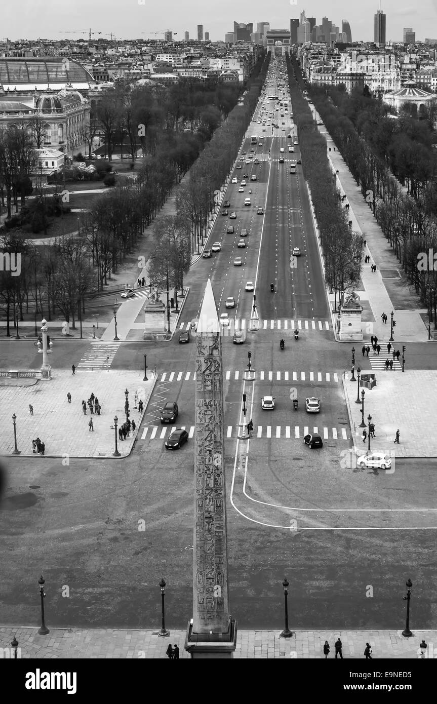 Suchen auf der Avenue des Champs-Élysées mit dem Luxor Obelisk im Vordergrund-Paris Frankreich. Foto vom Riesenrad Stockfoto