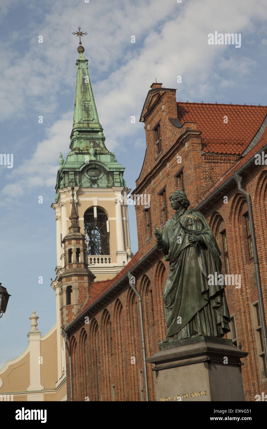 Statue von Kopernikus durch das alte Rathaus aus dem 14. Jahrhundert in Torun, Polen, Heimat des großen Astronomen. Stockfoto