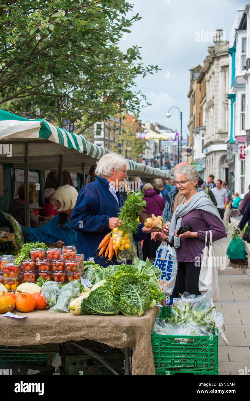 Menschen beim Einkaufen für frisches Gemüse an der Aberystwyth Farmers Market, Wales, UK Stockfoto