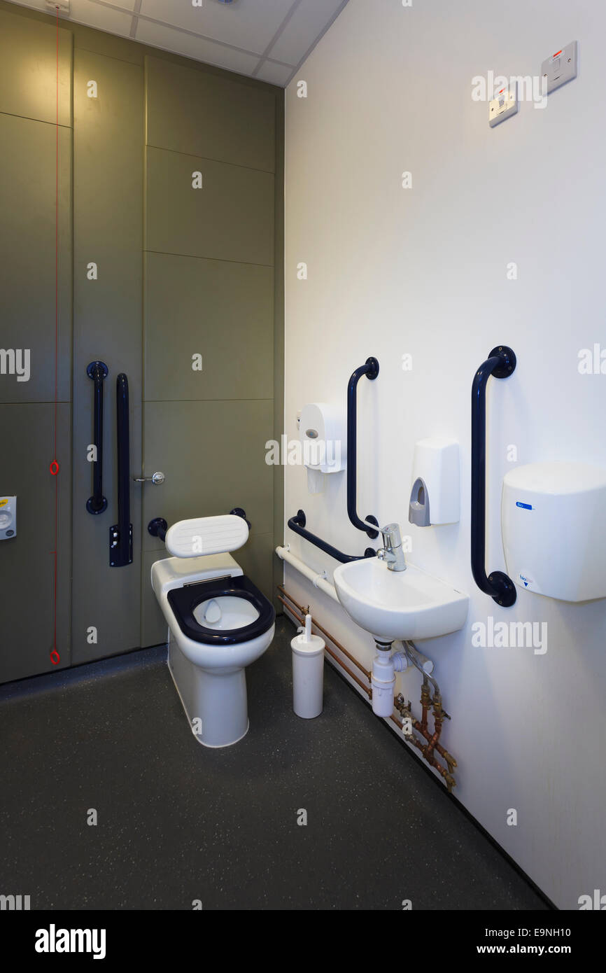 Behinderten-WC-Kabine mit Schienen zu greifen und Hand-Waschbecken in der Isle Of Wight Studioschule Stockfoto