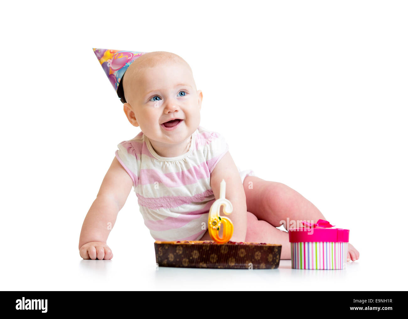 Babymädchen mit Geburtstagstorte Stockfoto