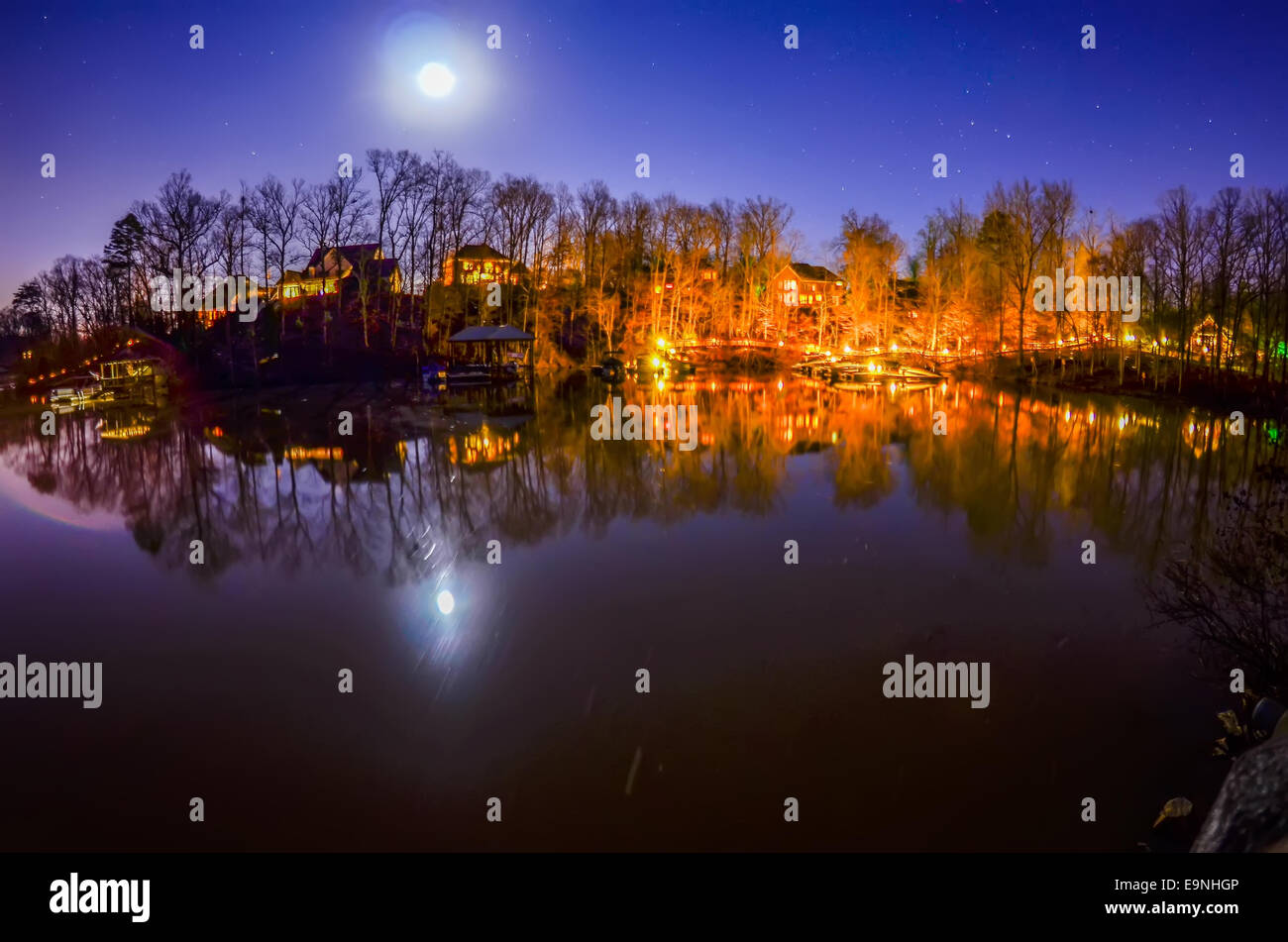 ruhige Nacht Blick auf den See Stockfoto