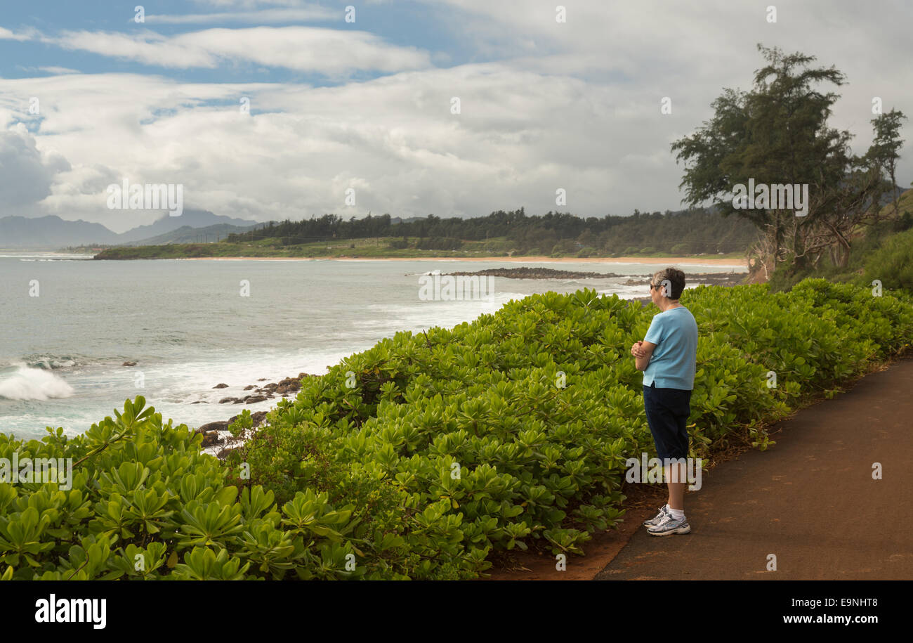 Ältere Dame am Radweg in Kauai Stockfoto