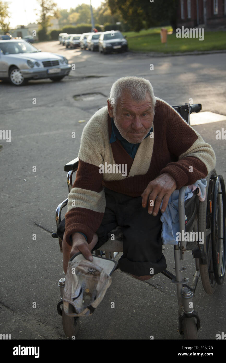 Alter Mann im Rollstuhl betteln für Münzen, Torun, Polen Stockfoto