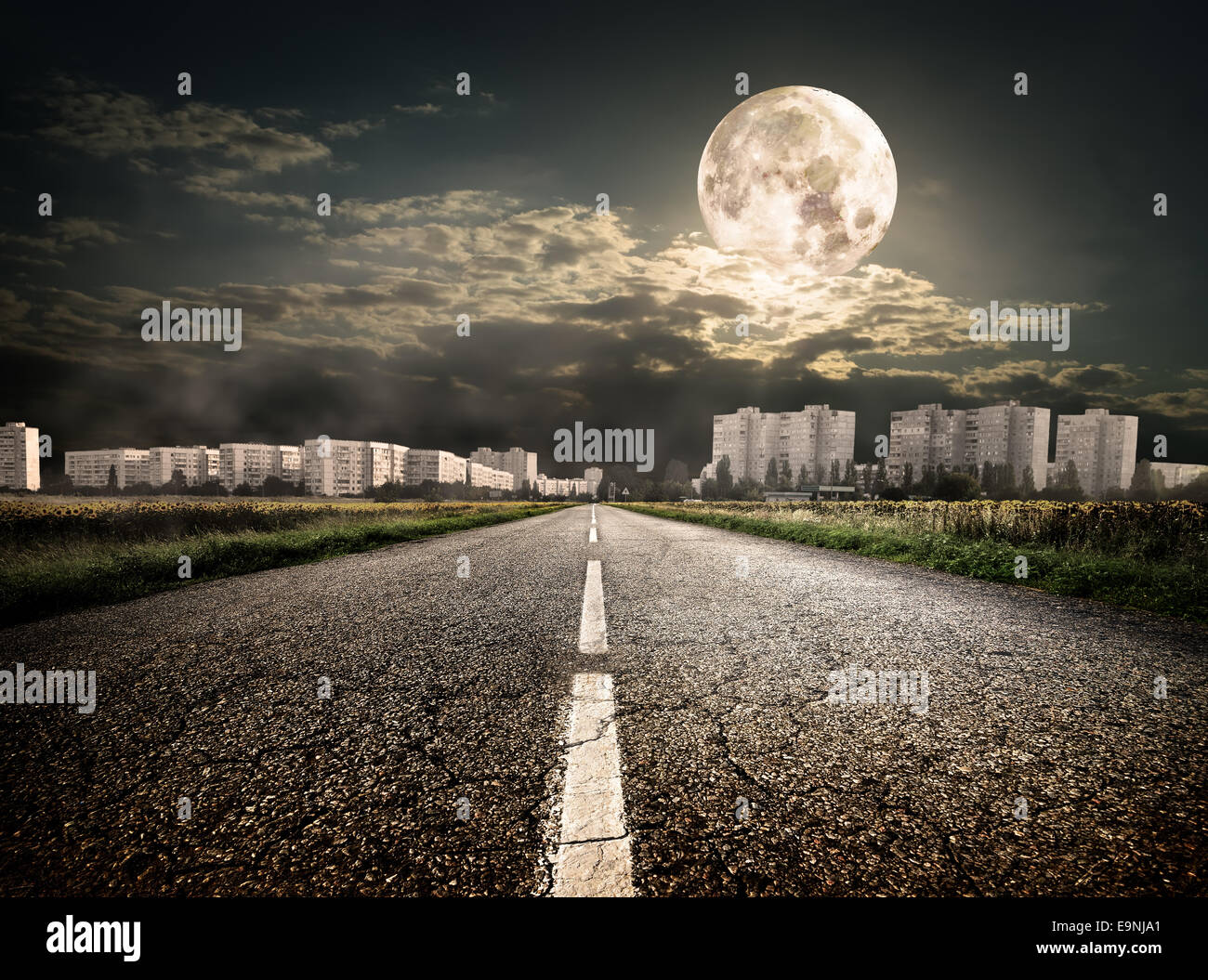 Autobahn nach Bezirk unter dem Mond. Elemente dieses Bildes, eingerichtet von der NASA Stockfoto