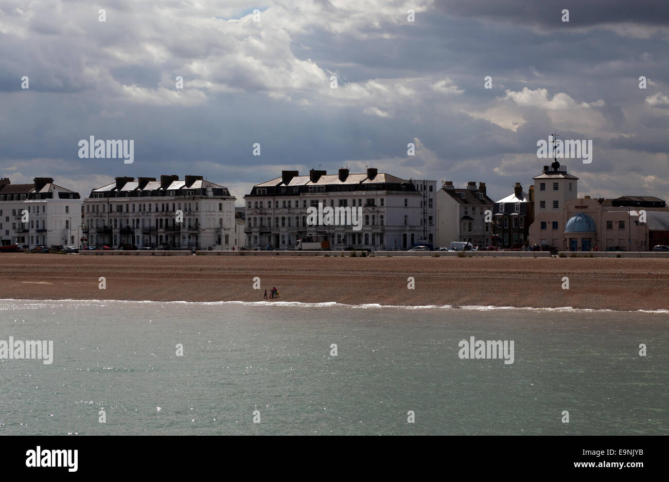 Befassen Sie direkt am Meer vom Pier entfernt, zeigt die Zeitball Tower und The Regent, einer ehemaligen Bingohalle. Stockfoto