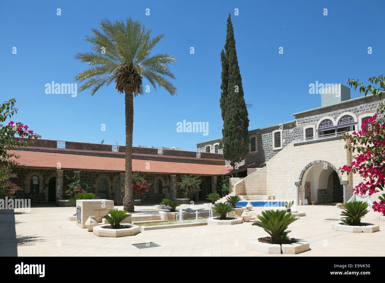 Eine Terrasse, Palmen und Zypressen Bäume Stockfoto