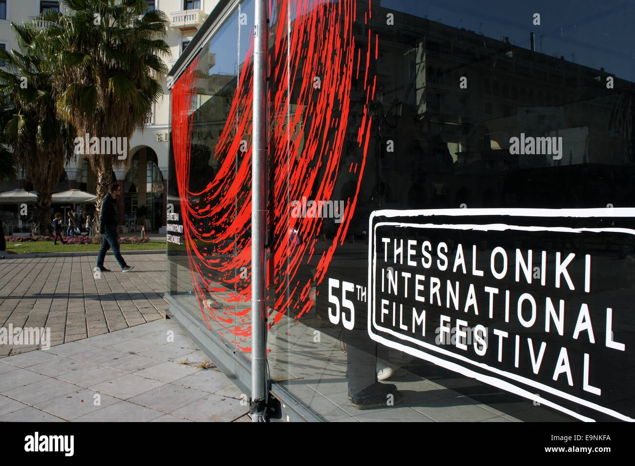 Thessaloniki, Griechenland, 30' th Oktober 2014. Der Informationsstand des Festivals in Aristoteles-Platz. 55. Thessaloniki International Film Festival öffnet morgen (31. Oktober) mit Schwerpunkt auf griechische Kino feiert seinen hundertsten sowie eine Hommage an Balkan Kino und viele prominente Künstler. Das Festival dauert bis zum 9. November. Bildnachweis: Orhan Zolak /Alamy Live-Nachrichten Stockfoto