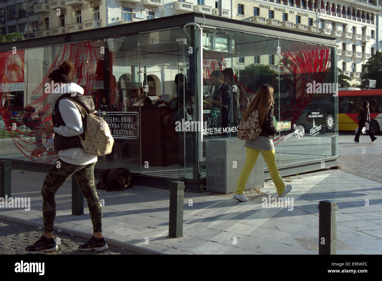 Thessalooniki, Griechenland, 30. Oktober 2014. Die Menschen gehen vorbei an Informationen Kioks des Festivals in Aristoteles-Platz. 55. Thessaloniki International Film Festival öffnet morgen (31. Oktober) mit Schwerpunkt auf griechische Kino feiert seinen hundertsten sowie eine Hommage an Balkan Kino und viele prominente Künstler. Das Festival dauert bis zum 9. November. Bildnachweis: Orhan Zolak /Alamy Live-Nachrichten Stockfoto