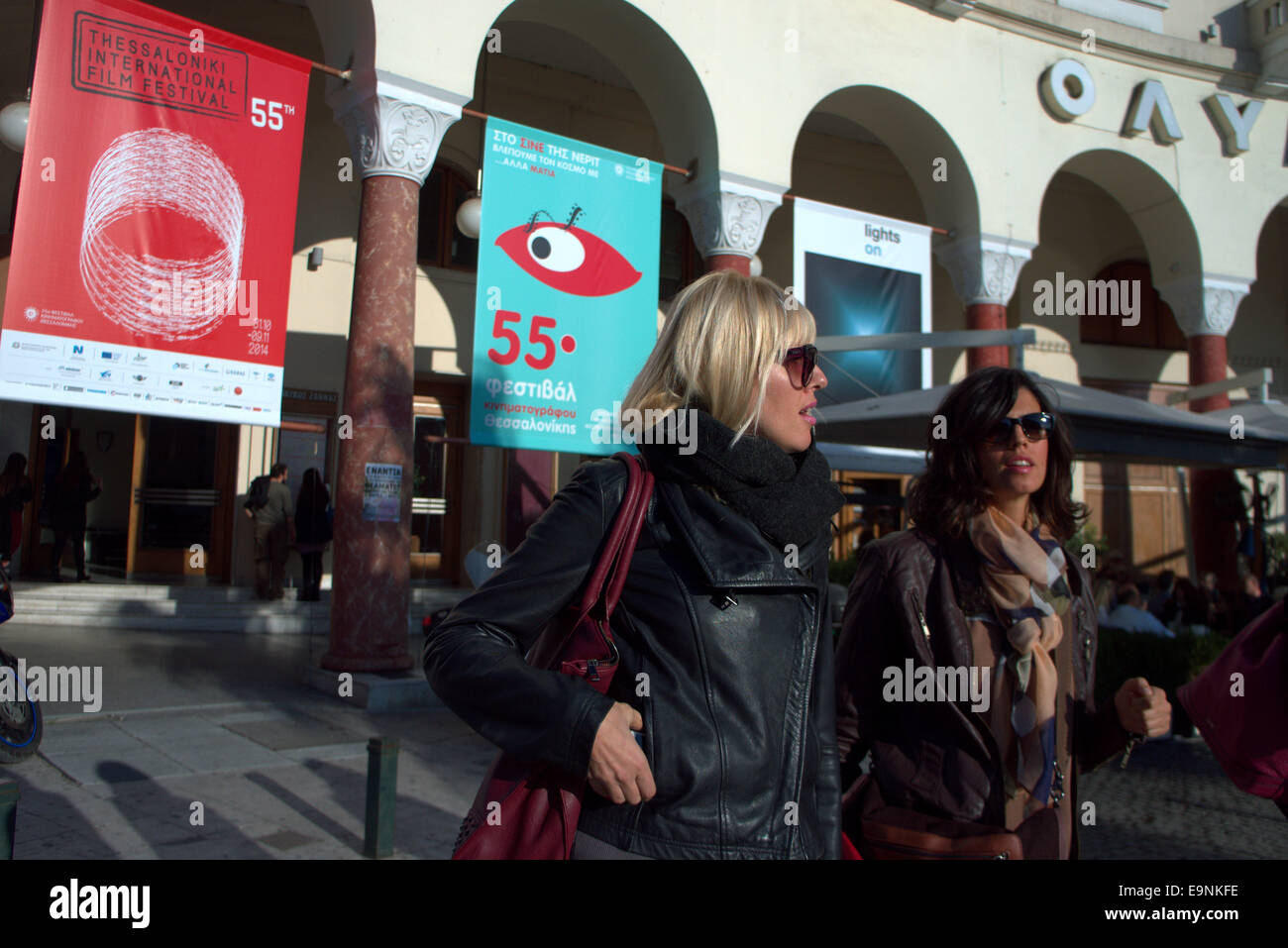 Thessaloniki, Greeece, 30. Oktober 2014. Die Menschen gehen vorbei an das Olympion Kino, einer der die Hauptspielstätte des Filmfestivals in Aristoteles-Platz. 55. Thessaloniki International Film Festival öffnet morgen (31. Oktober) mit Schwerpunkt auf griechische Kino feiert seinen hundertsten sowie eine Hommage an Balkan Kino und viele prominente Künstler. Das Festival dauert bis zum 9. November.  Bildnachweis: Orhan Zolak /Alamy Live-Nachrichten Stockfoto