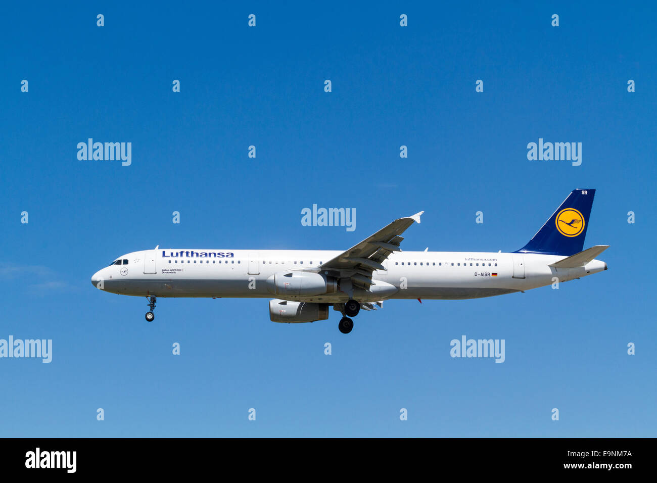 Lufthansa Airbus A 321-200 Flugzeug, D-AISR, genannt Donauwörth, auf seinen Ansatz für die Landung in London Heathrow, England, Großbritannien Stockfoto